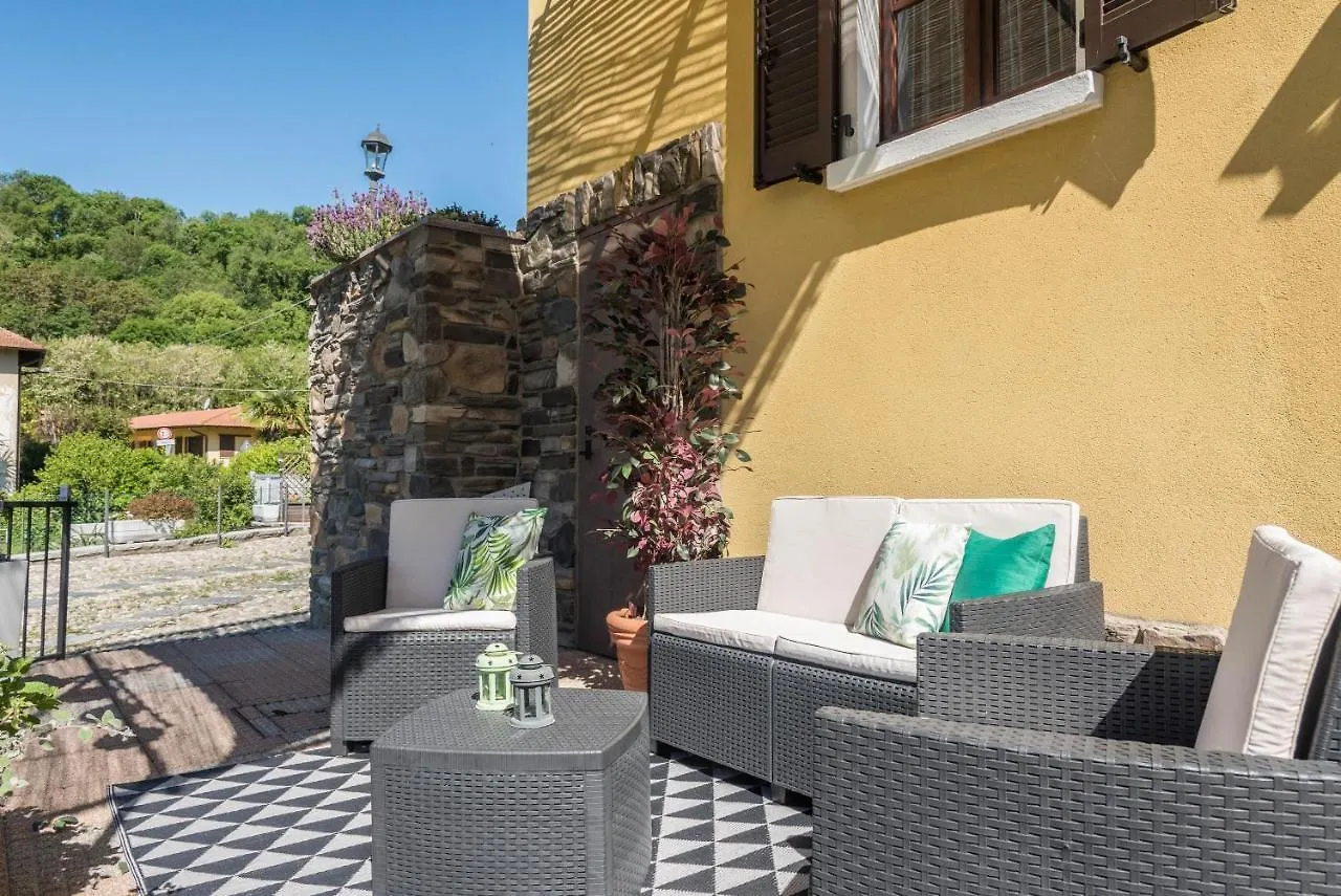 Tinas Yellow Home Leggiuno Apartment