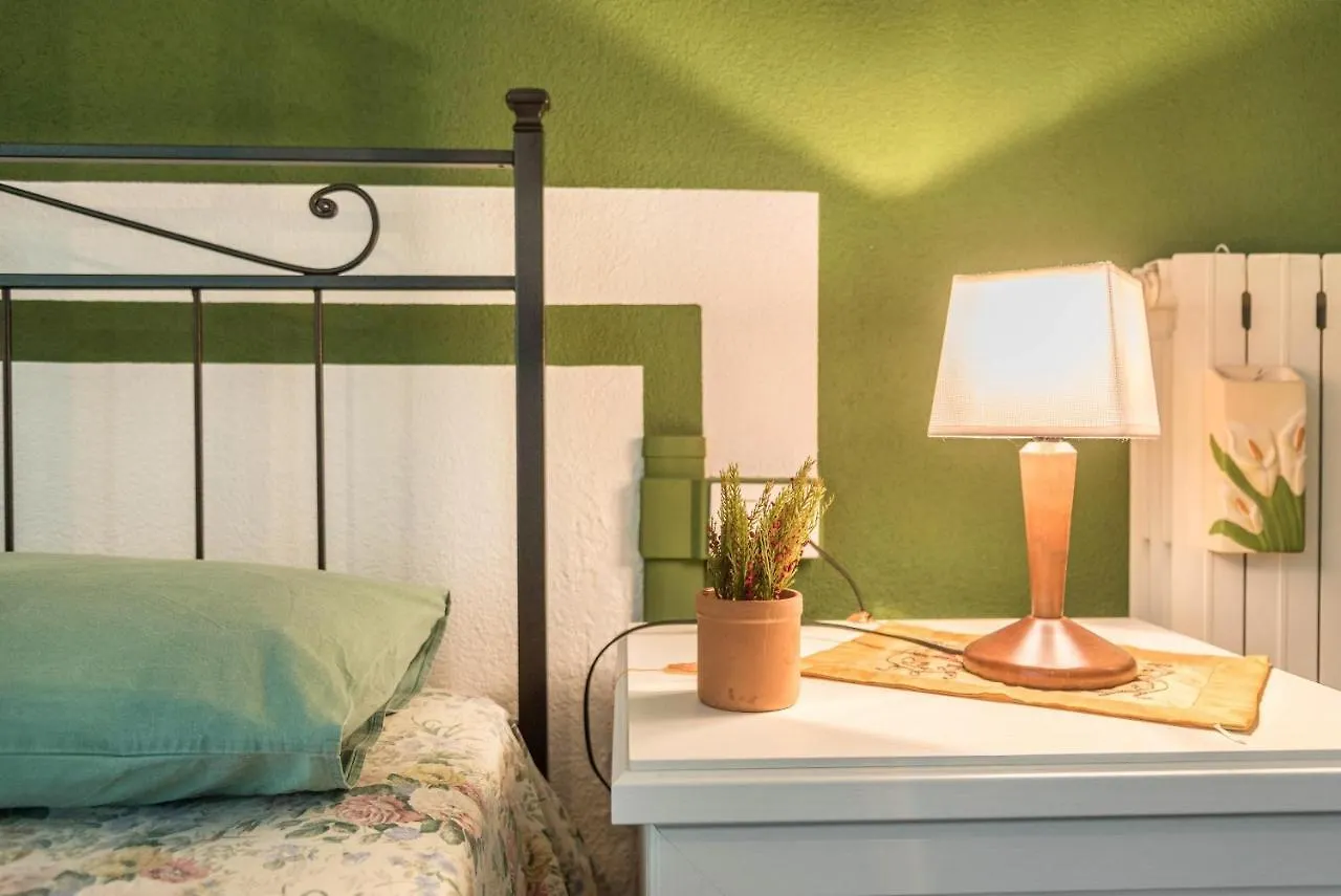 Apartment Tinas Yellow Home Leggiuno
