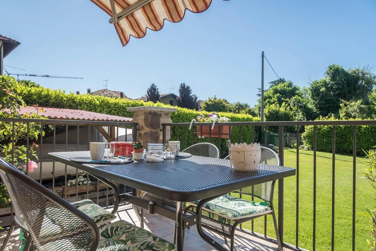 Tinas Yellow Home Leggiuno Italien