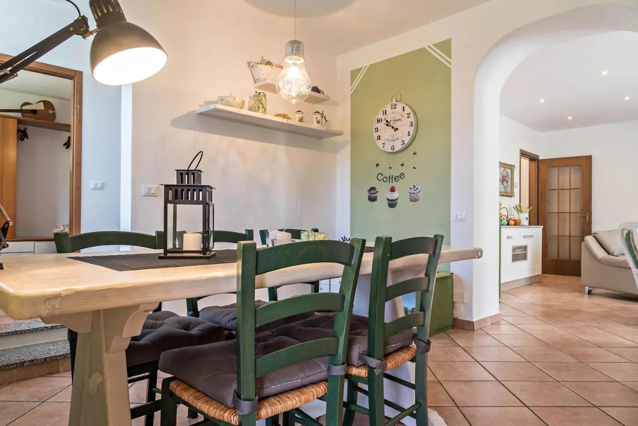 Apartment Tinas Yellow Home Leggiuno Italy