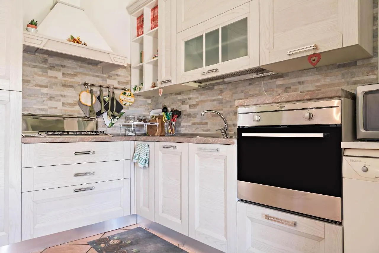 Apartment Tinas Yellow Home Leggiuno Italy
