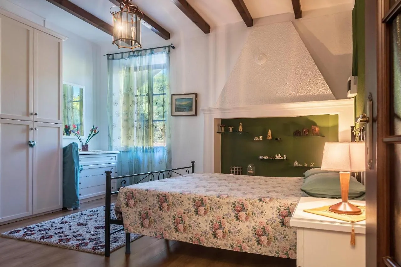Tinas Yellow Home Leggiuno Apartment